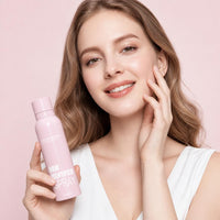 Modelo sonriendo con el Hair Identifier Spray